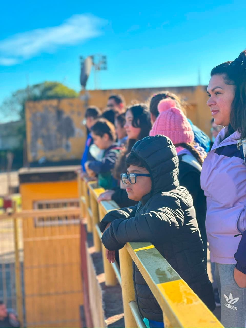 Familias y niños compartiendo una salida recreativa