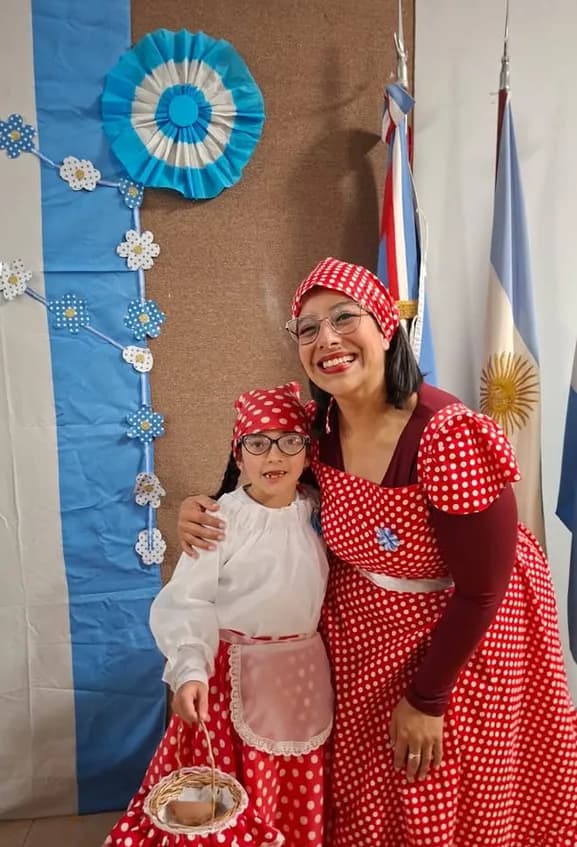 Docente y alumna festejando el 25 de Mayo con trajes patrios
