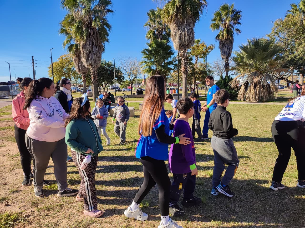Familias y equipo en una actividad recreativa al aire libre
