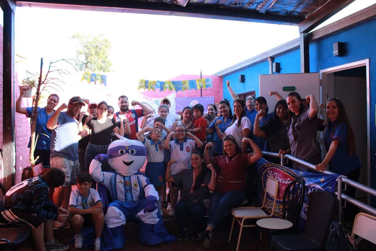 Equipo y familias de Yo Puedo posando juntos