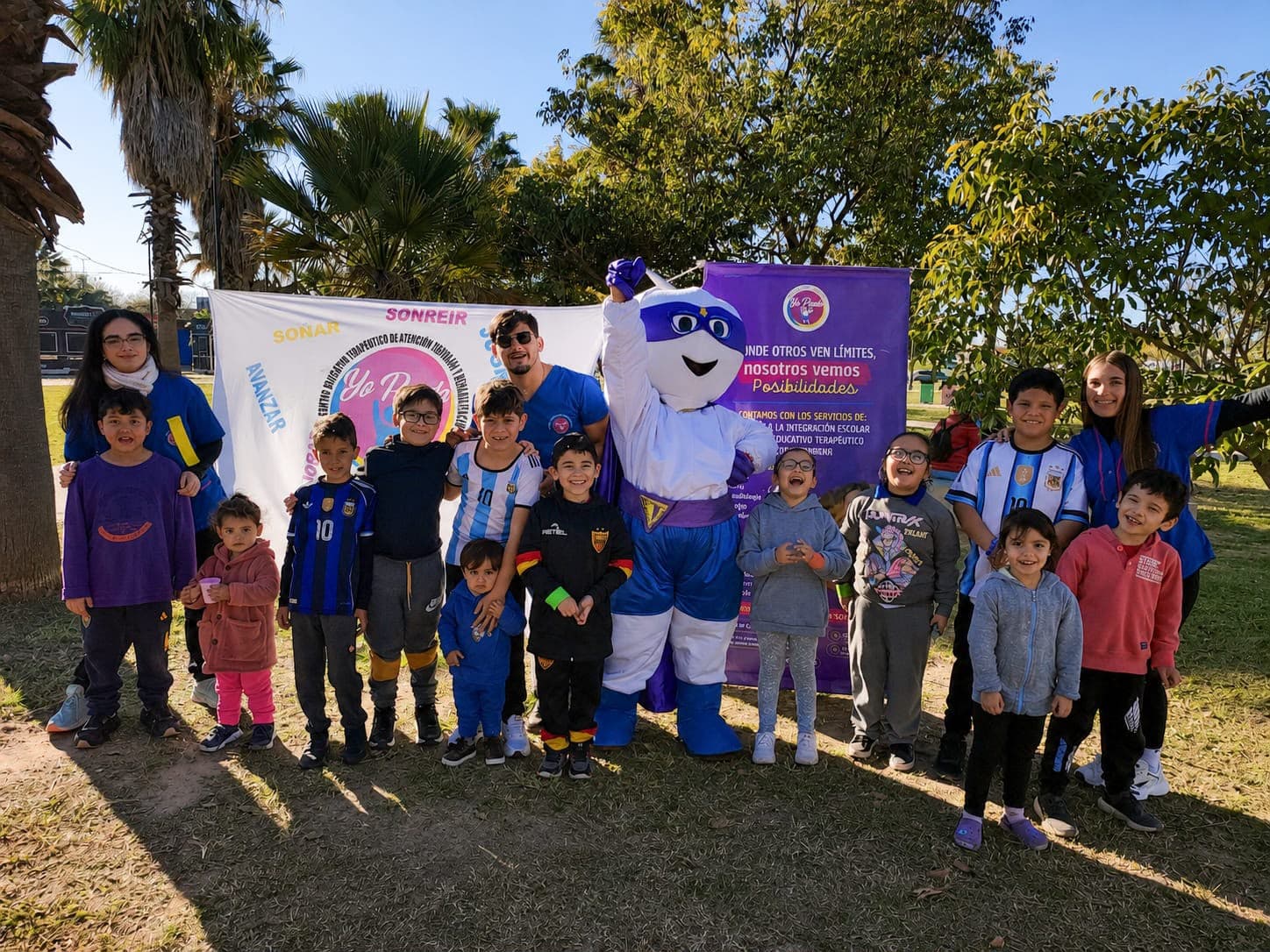 Familias y la mascota de Yo Puedo en una jornada recreativa en el parque